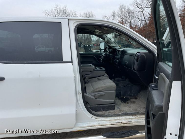 image for item MA9827 2017 GMC Sierra 2500HD  Crew Cab pickup truck