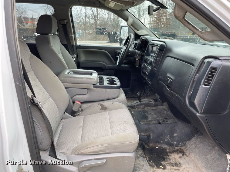 image for item MA9827 2017 GMC Sierra 2500HD  Crew Cab pickup truck