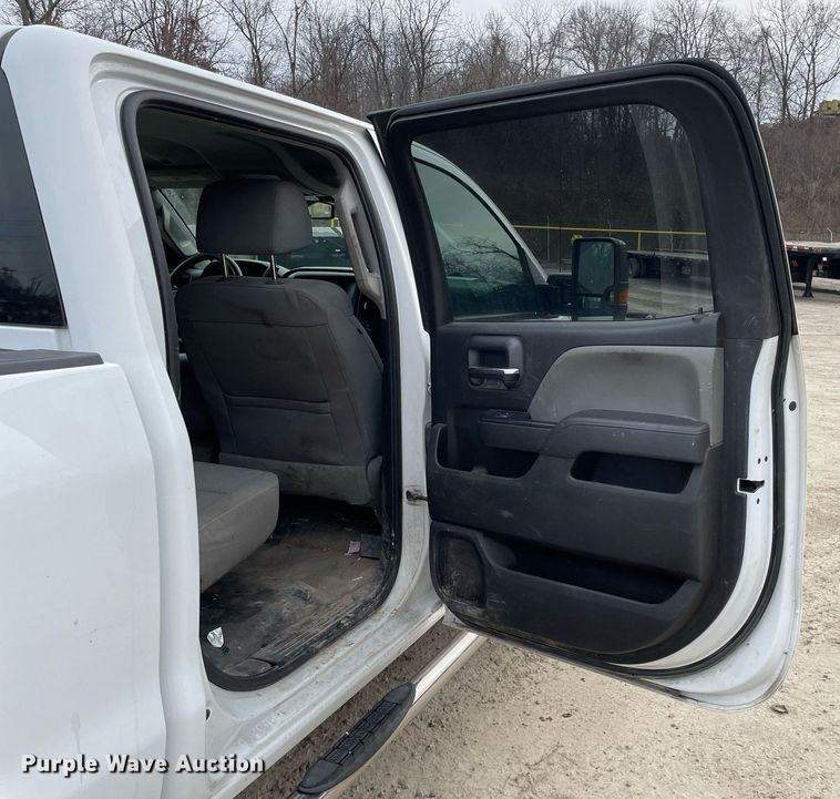 image for item MA9827 2017 GMC Sierra 2500HD  Crew Cab pickup truck