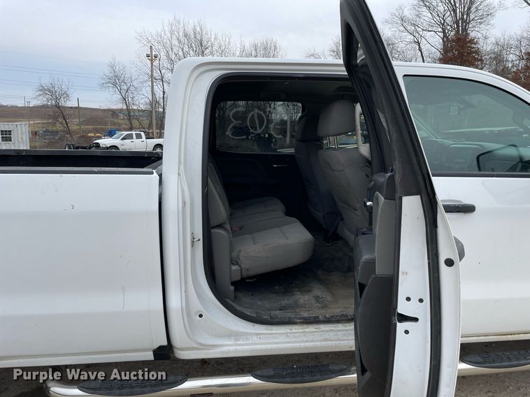 image for item MA9827 2017 GMC Sierra 2500HD  Crew Cab pickup truck