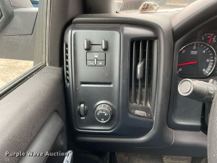 image for item MA9828 2017 GMC Sierra 2500HD  Crew Cab pickup truck