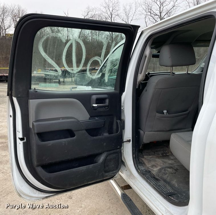 image for item MA9828 2017 GMC Sierra 2500HD  Crew Cab pickup truck