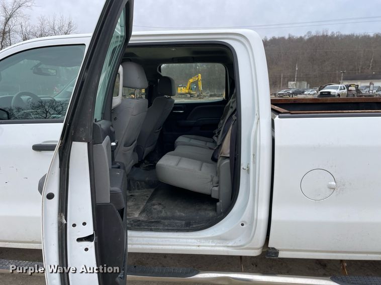 image for item MA9828 2017 GMC Sierra 2500HD  Crew Cab pickup truck