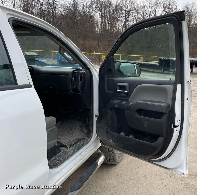 image for item MA9828 2017 GMC Sierra 2500HD  Crew Cab pickup truck