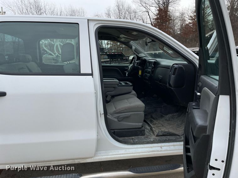 image for item MA9828 2017 GMC Sierra 2500HD  Crew Cab pickup truck