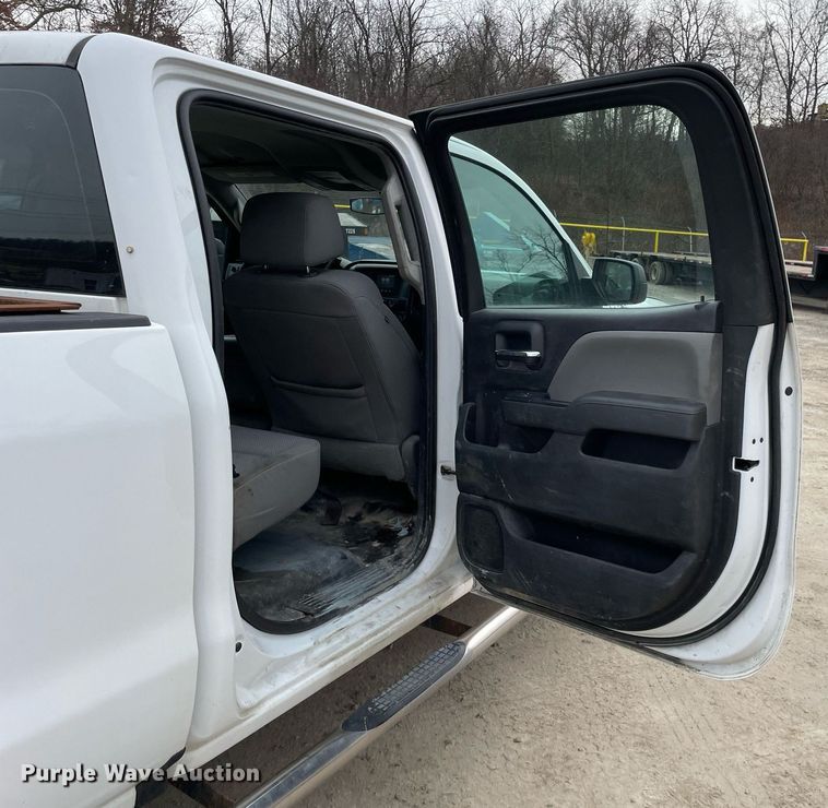 image for item MA9828 2017 GMC Sierra 2500HD  Crew Cab pickup truck