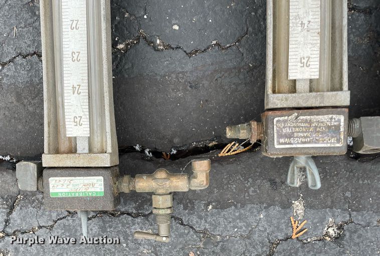 image for item MA9853 (5) manometers