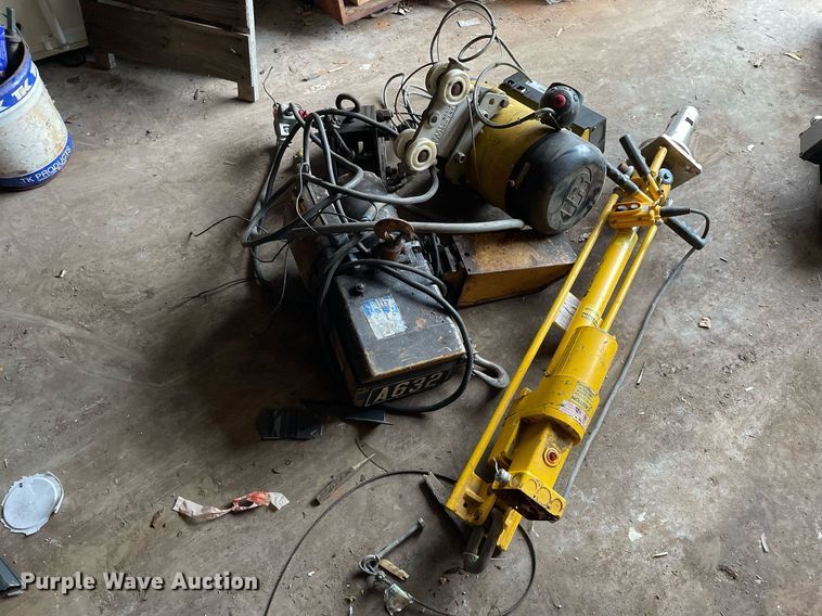 image for item MA9855 Hoists