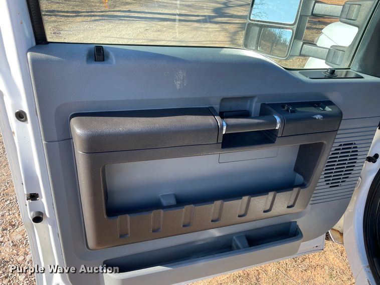 image for item MI9750 2016 Ford  F350 Super Duty  flatbed pickup truck