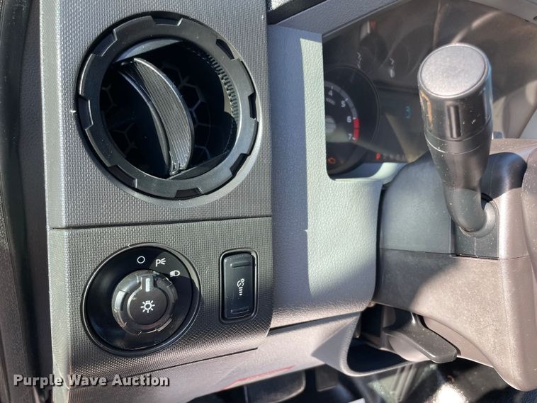 image for item MI9750 2016 Ford  F350 Super Duty  flatbed pickup truck