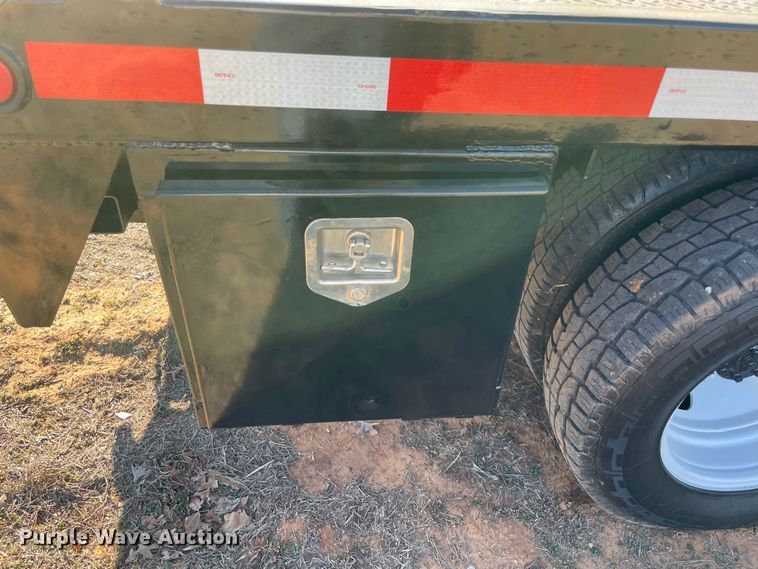 image for item MI9750 2016 Ford  F350 Super Duty  flatbed pickup truck