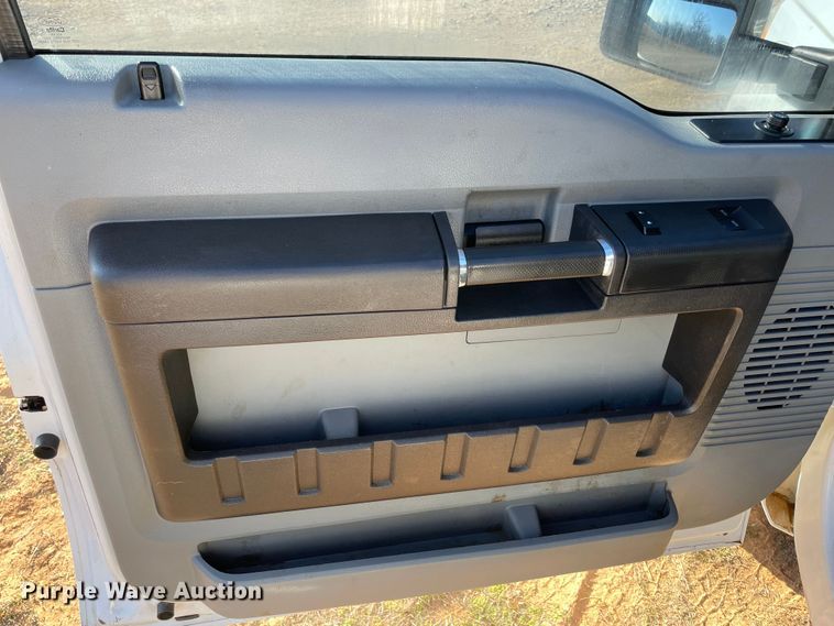 image for item MI9751 2016 Ford  F350 Super Duty  flatbed pickup truck