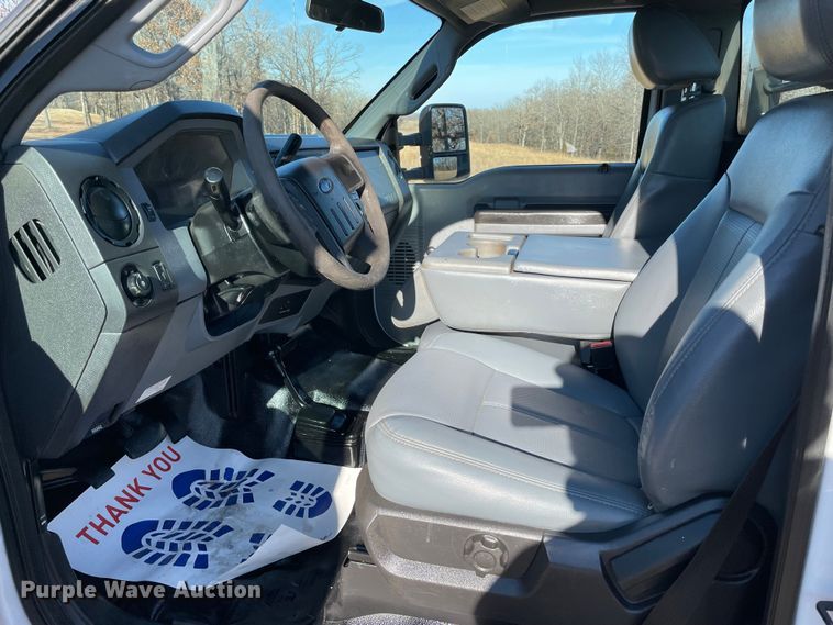 image for item MI9752 2015 Ford  F350 Super Duty  flatbed pickup truck