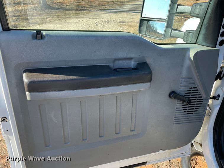 image for item MI9752 2015 Ford  F350 Super Duty  flatbed pickup truck