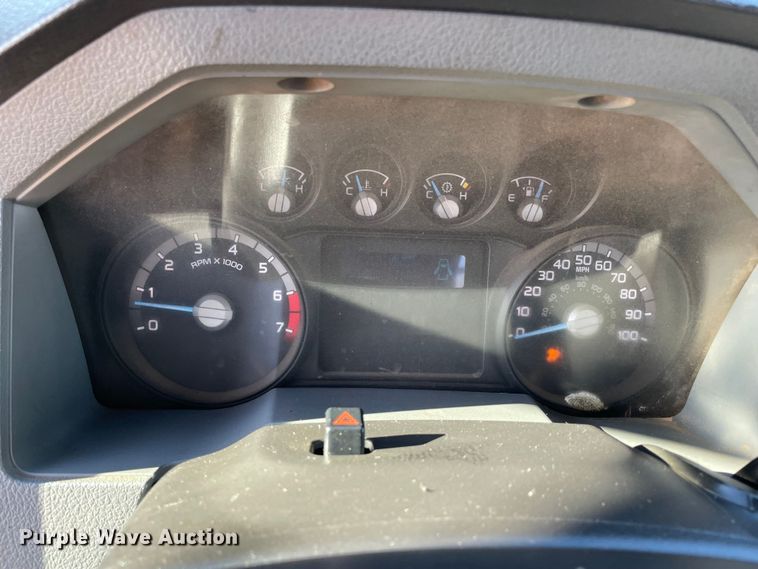 image for item MI9752 2015 Ford  F350 Super Duty  flatbed pickup truck