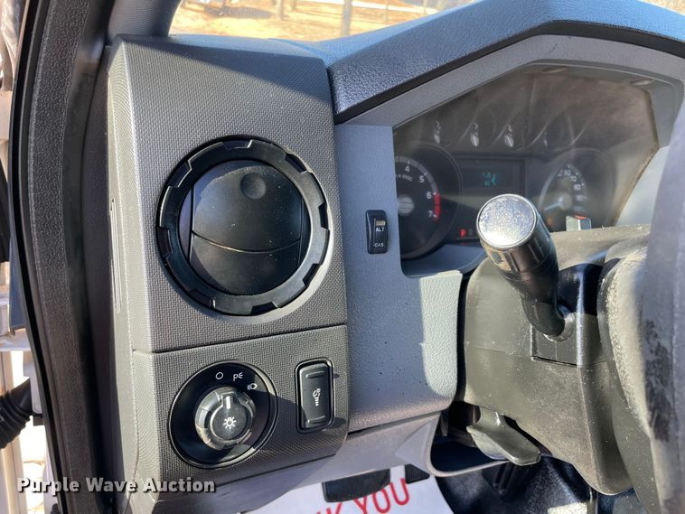 image for item MI9752 2015 Ford  F350 Super Duty  flatbed pickup truck