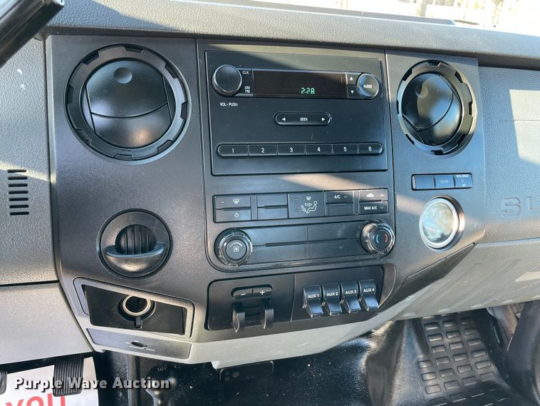 image for item MI9752 2015 Ford  F350 Super Duty  flatbed pickup truck