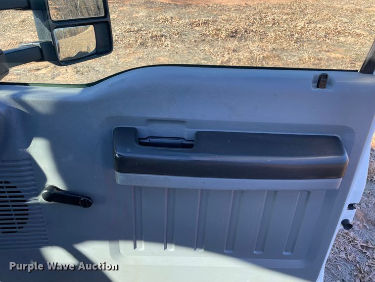 image for item MI9752 2015 Ford  F350 Super Duty  flatbed pickup truck