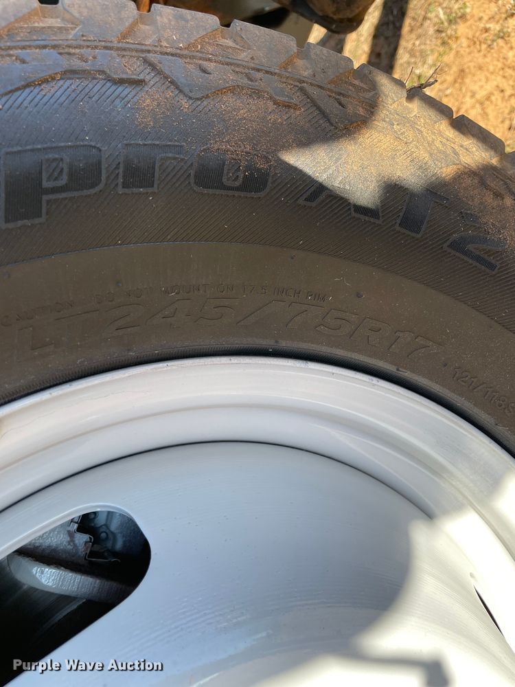 image for item MI9752 2015 Ford  F350 Super Duty  flatbed pickup truck