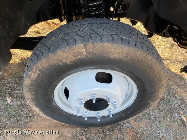 image for item MI9752 2015 Ford  F350 Super Duty  flatbed pickup truck