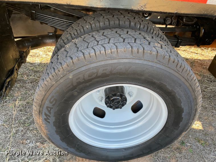 image for item MI9752 2015 Ford  F350 Super Duty  flatbed pickup truck