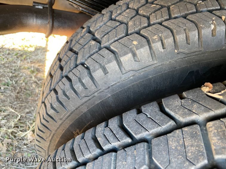 image for item MI9752 2015 Ford  F350 Super Duty  flatbed pickup truck