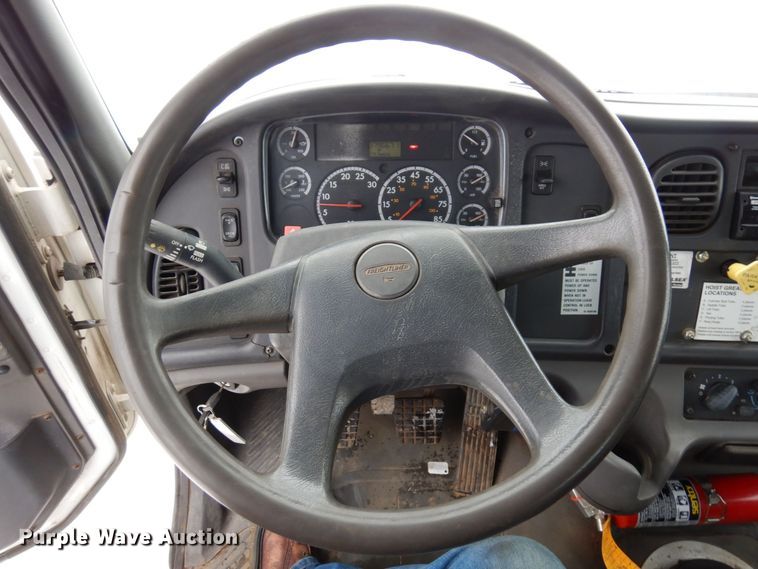 image for item AF9310 2005 Freightliner Business Class M2  dump flatbed truck