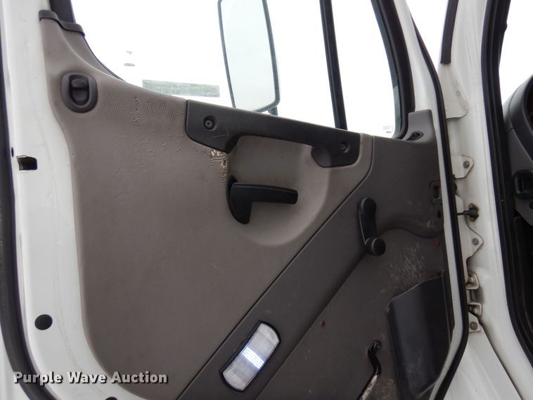 image for item AF9311 2015 Freightliner Business Class M2  box truck