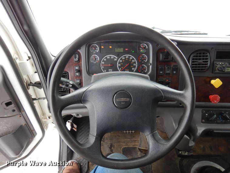 image for item AF9311 2015 Freightliner Business Class M2  box truck