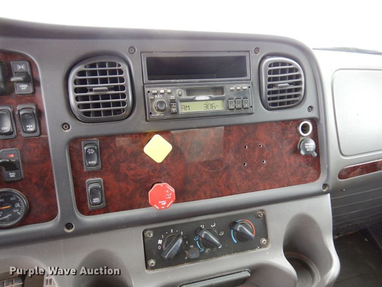 image for item AF9311 2015 Freightliner Business Class M2  box truck