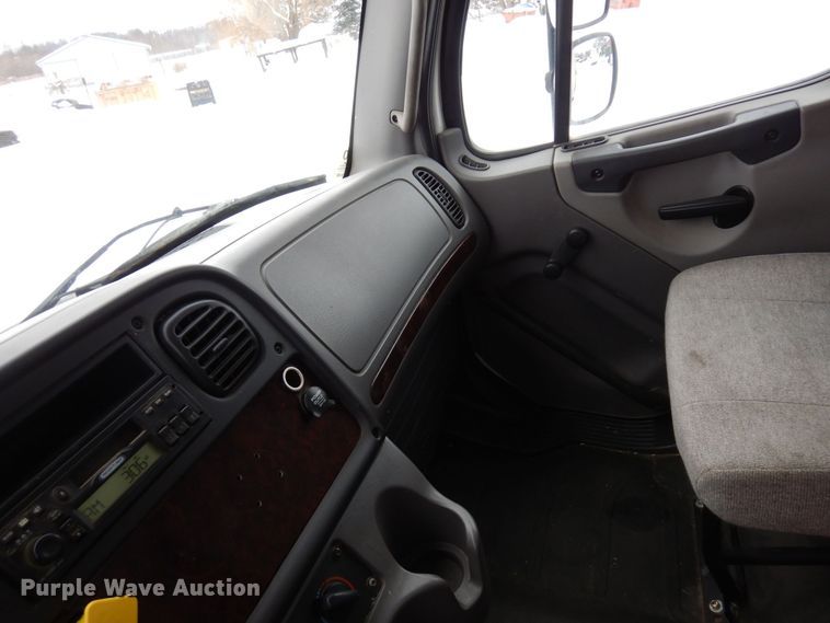 image for item AF9311 2015 Freightliner Business Class M2  box truck