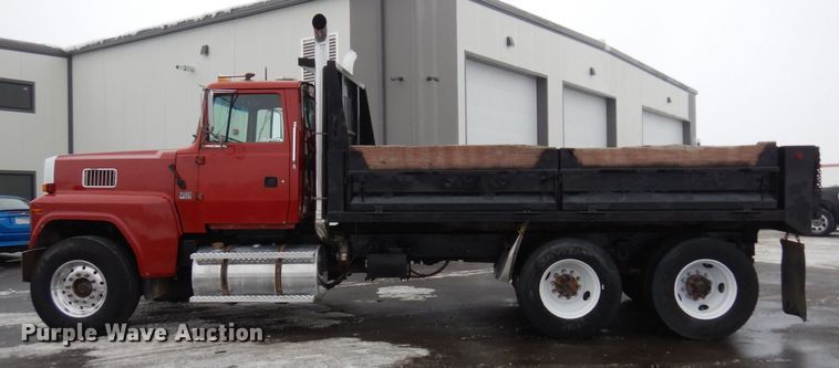 image for item AF9323 1996 Ford LTL9000  dump truck