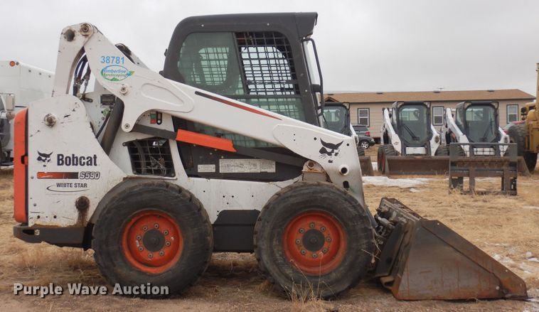 image for item DF8292 2015 Bobcat S590  skid steer loader