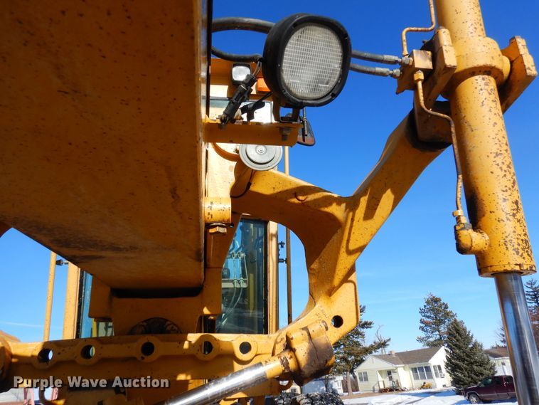 image for item DF8320 2000 John Deere 772CH  motor grader