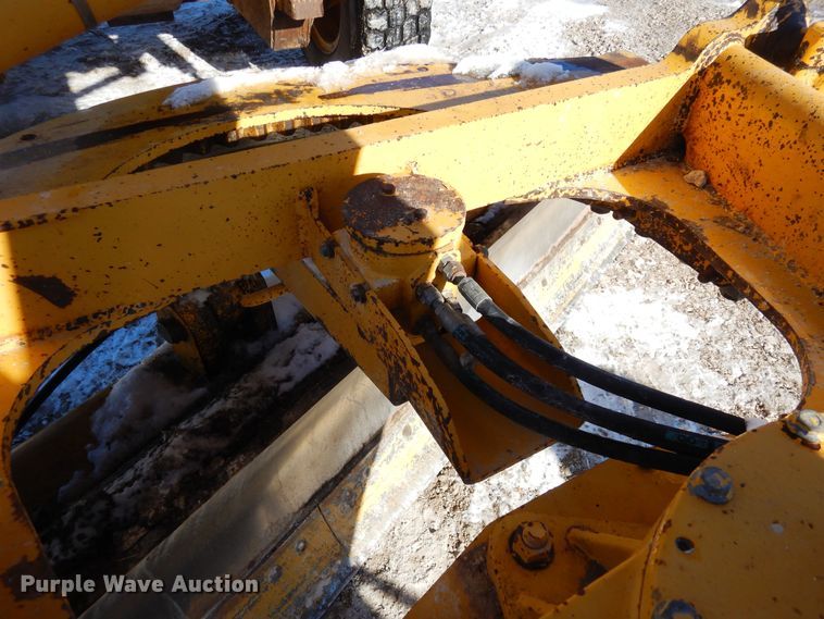 image for item DF8320 2000 John Deere 772CH  motor grader