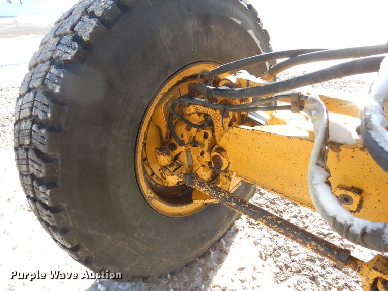 image for item DF8320 2000 John Deere 772CH  motor grader