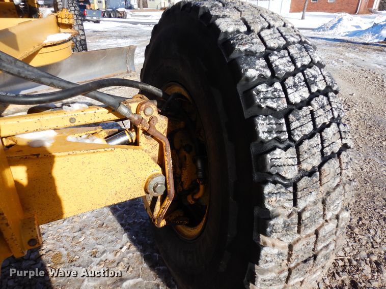 image for item DF8320 2000 John Deere 772CH  motor grader