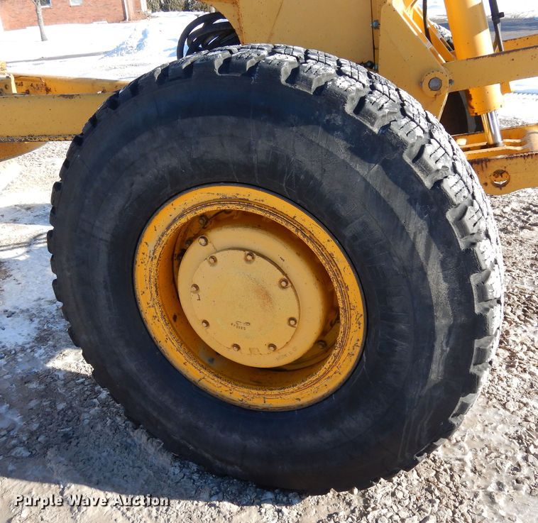 image for item DF8320 2000 John Deere 772CH  motor grader