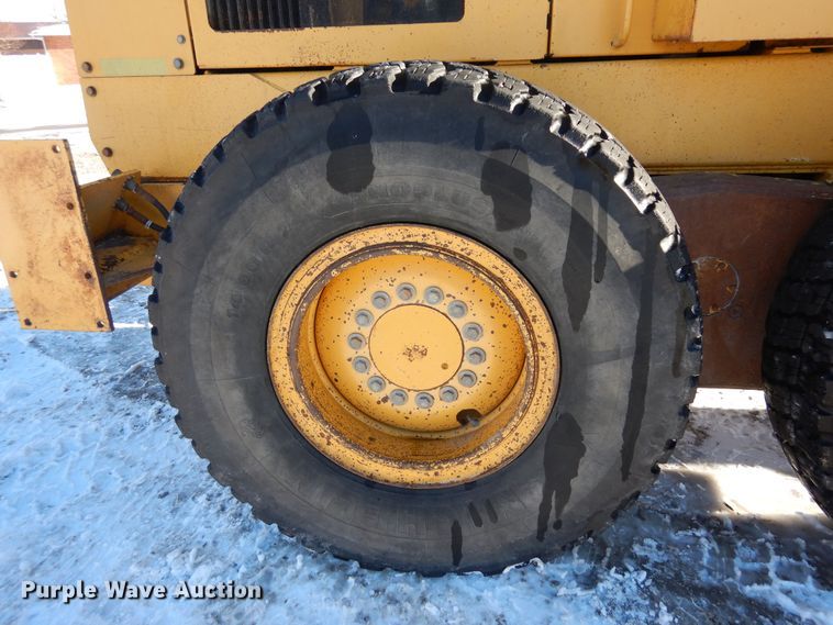 image for item DF8320 2000 John Deere 772CH  motor grader