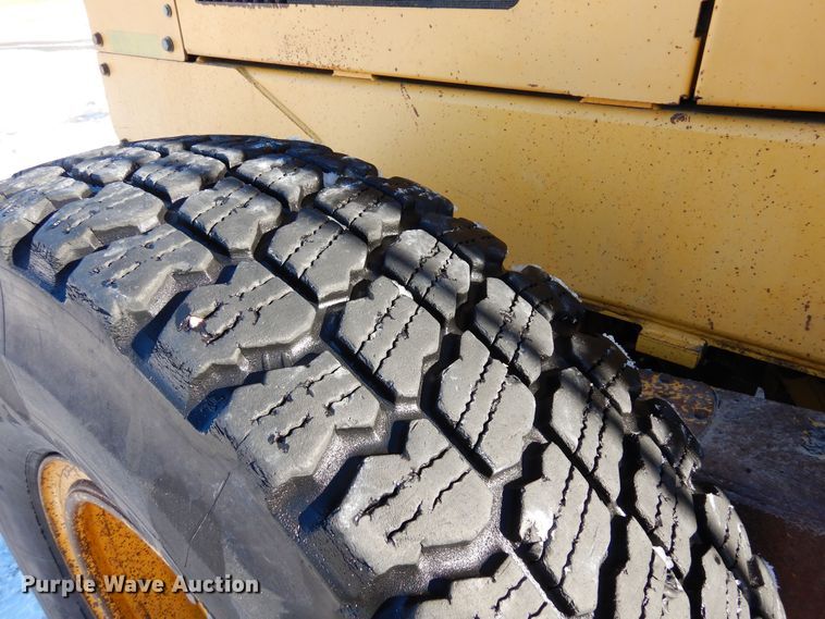 image for item DF8320 2000 John Deere 772CH  motor grader