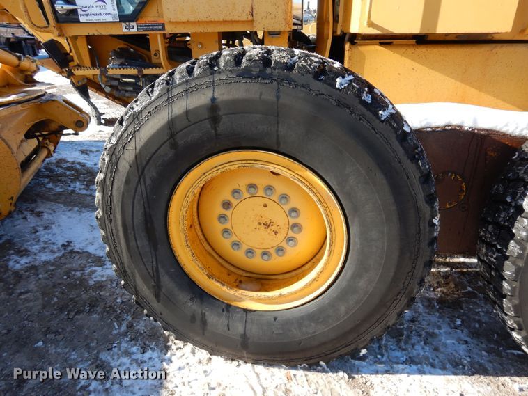 image for item DF8320 2000 John Deere 772CH  motor grader