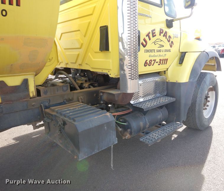 image for item DF8326 2007 International 7600  dump truck