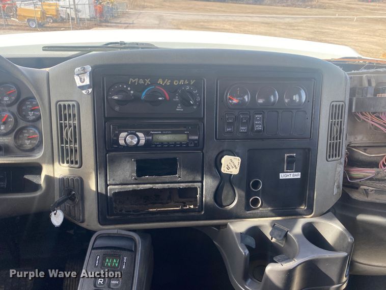 image for item DN8147 2010 International 7000  flatbed truck