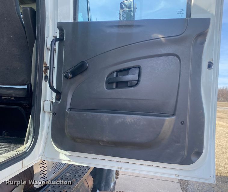 image for item DN8147 2010 International 7000  flatbed truck