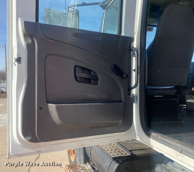 image for item DN8147 2010 International 7000  flatbed truck