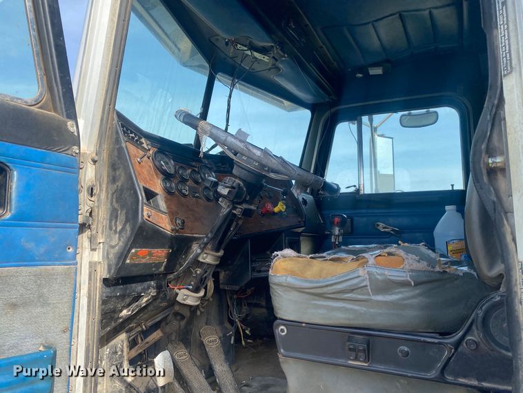 image for item DN8148 1990 Peterbilt 375  dump truck