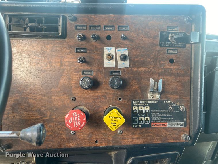 image for item DN8148 1990 Peterbilt 375  dump truck