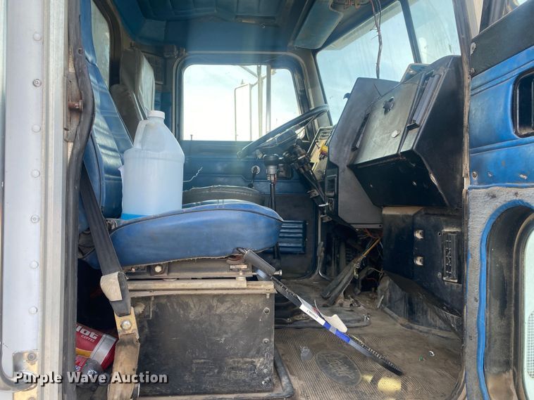 image for item DN8148 1990 Peterbilt 375  dump truck