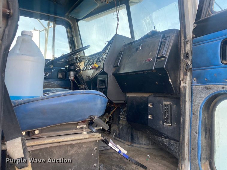 image for item DN8148 1990 Peterbilt 375  dump truck