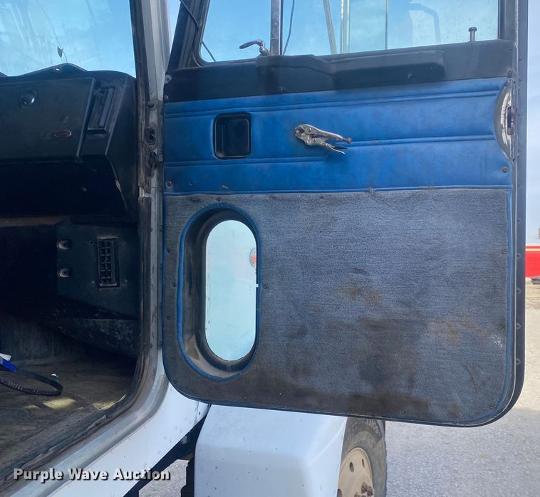 image for item DN8148 1990 Peterbilt 375  dump truck